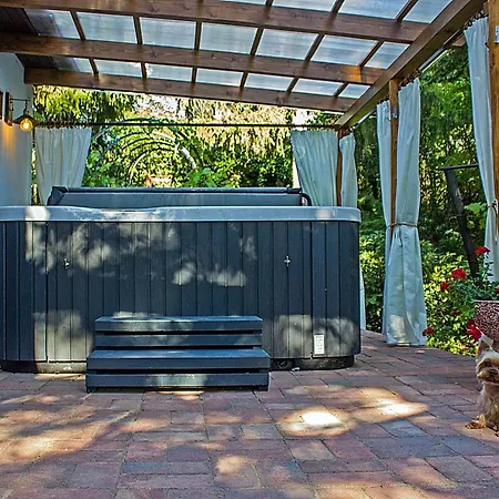 Cityside Chalet